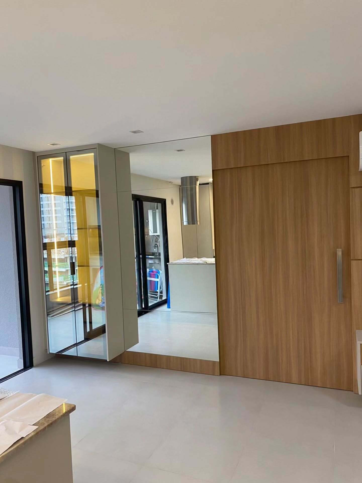 Residência Integrada — Cristaleira e painel amadeirado