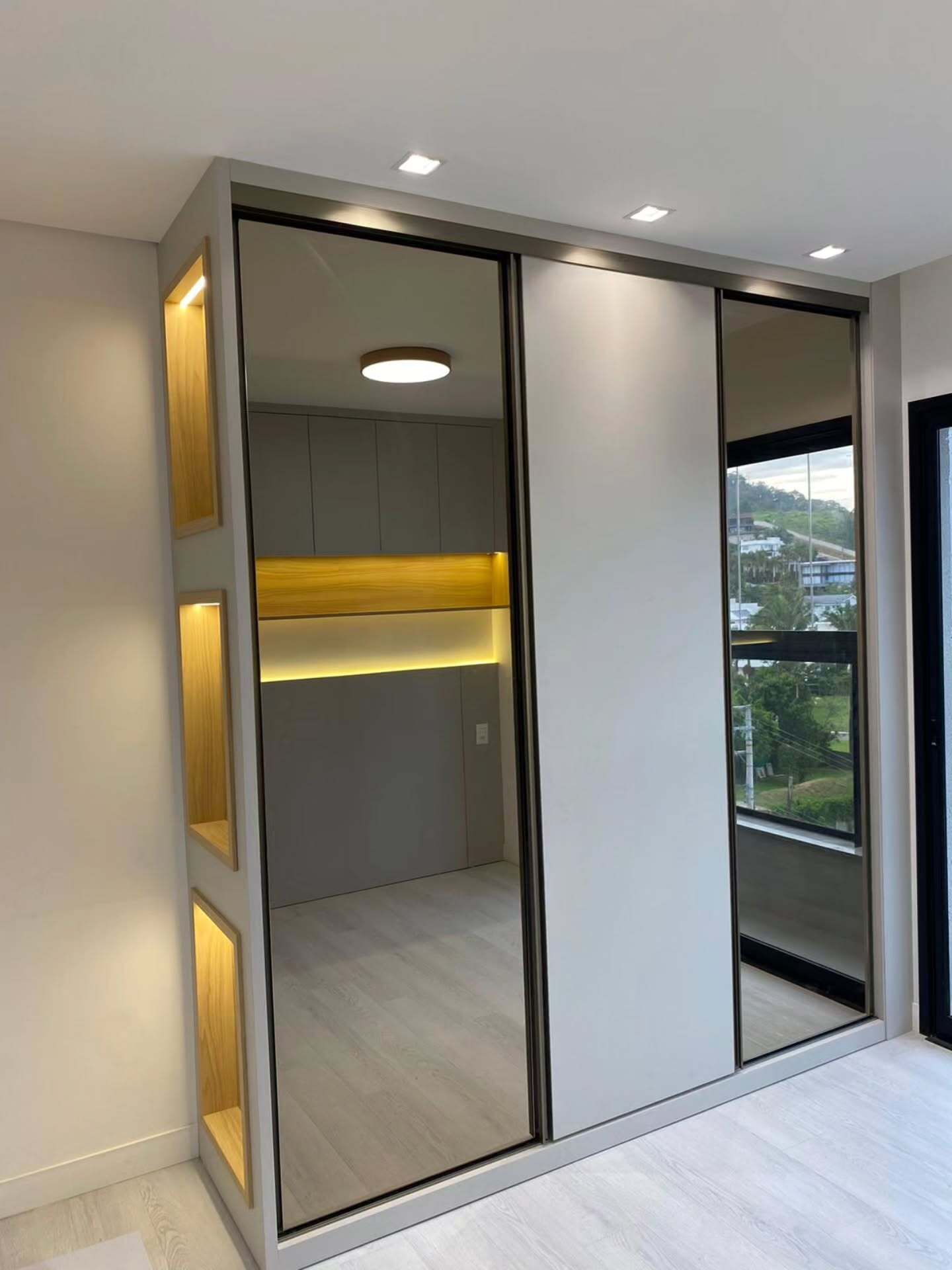 Residência Integrada — Closet com portas espelhadas